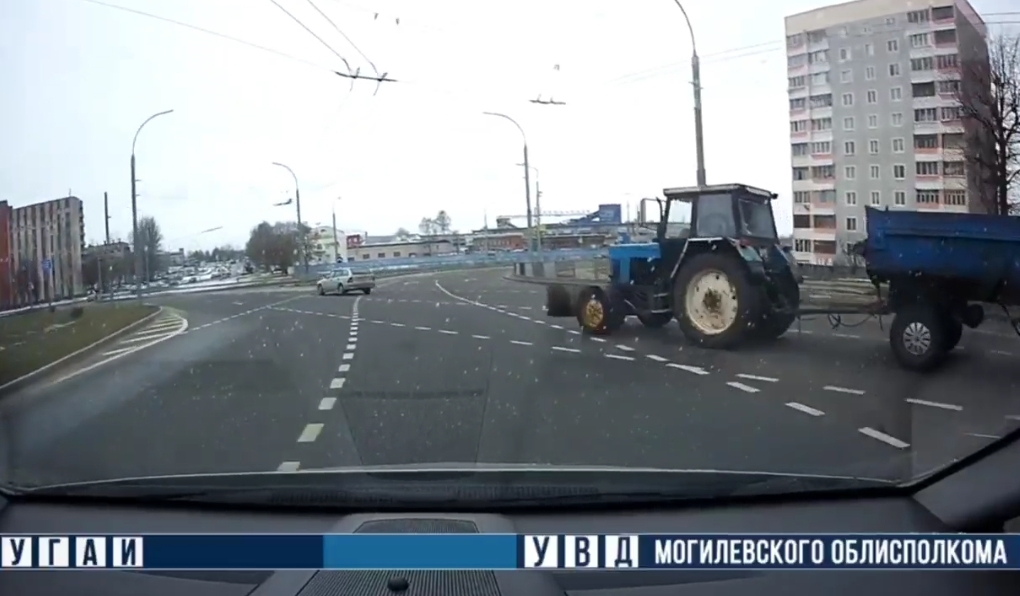 Неправильные действия тракториста в Могилеве чуть не привели к аварии