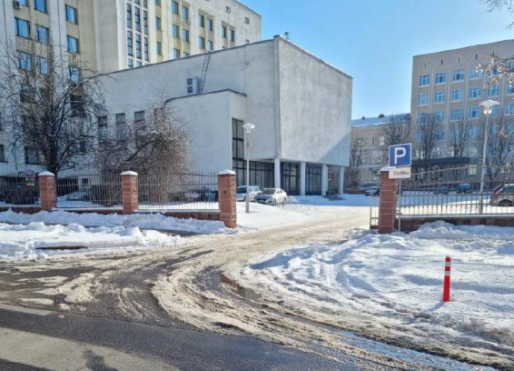 Парковка за Могилевским горисполкомом открыта для автомобилистов с 7 до 19 часов