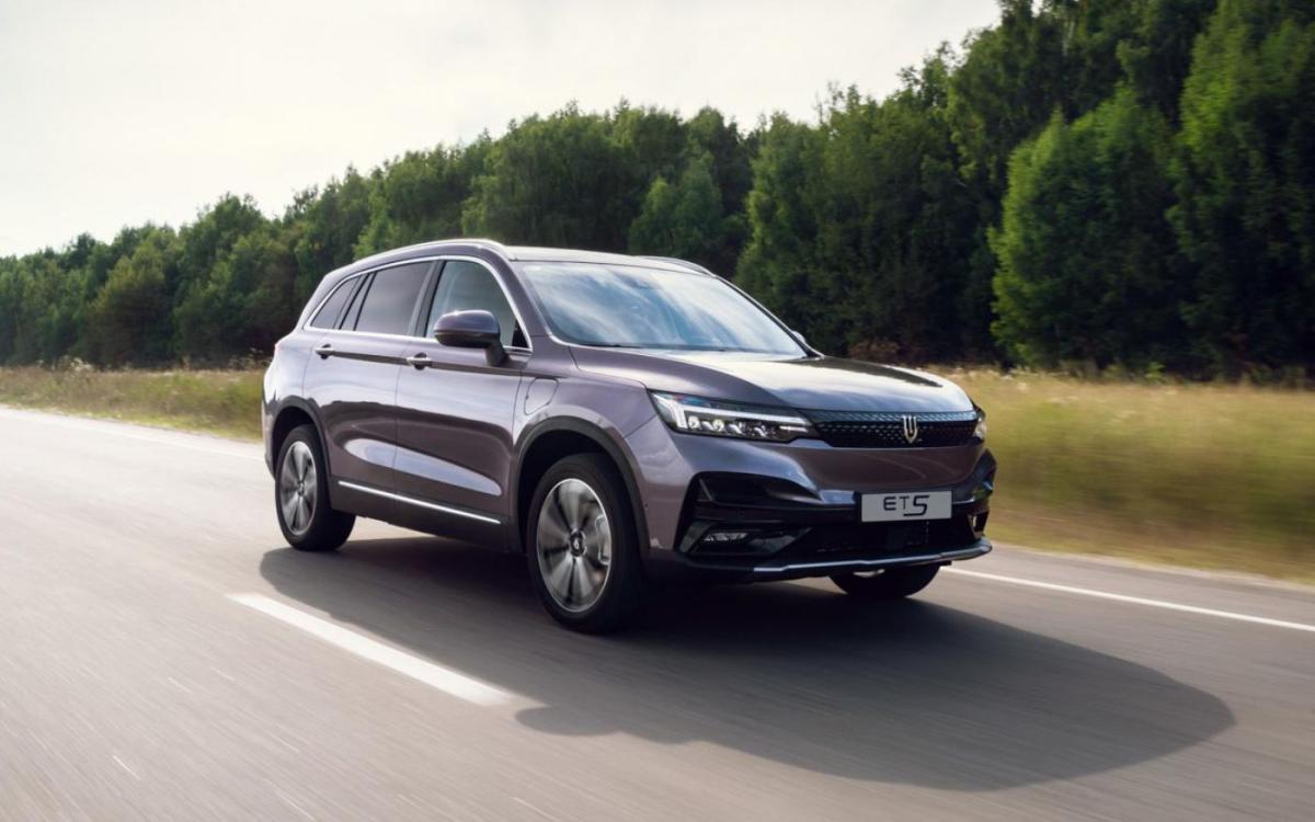 Китайский  электрокар с официальной гарантией от белорусского дилера: как Skywell ET5 адаптировали к нашему рынку