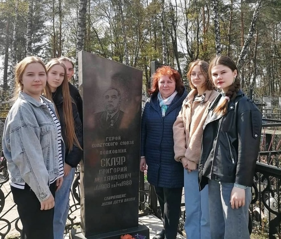 Представители отраслевого профсоюза  Бобруйска благоустроили могилы Героев Советского Союза