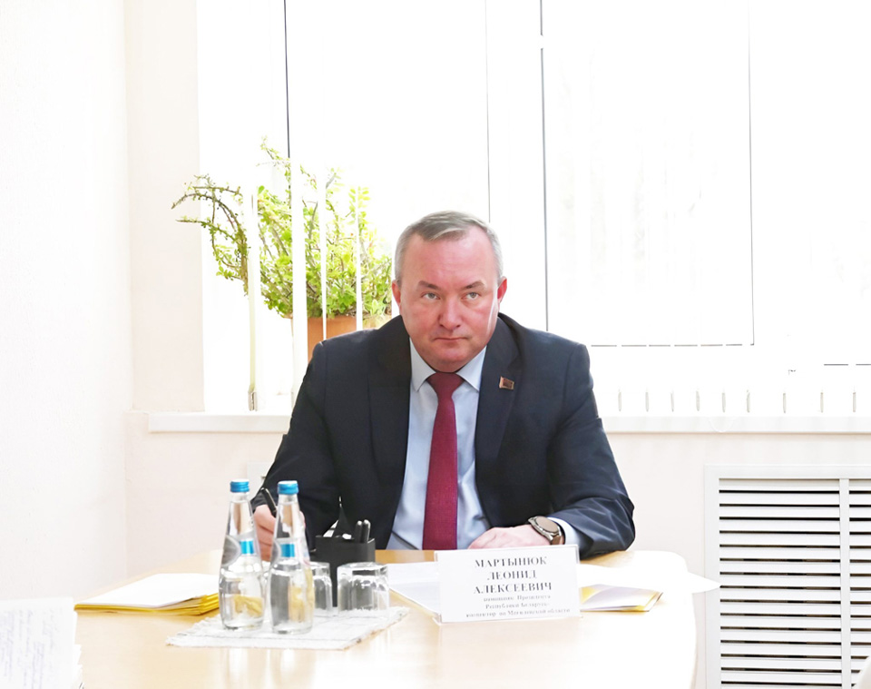 Назначение пенсии, арендное жилье, услуги в сфере торговли: Леонид Мартынюк провел прием граждан в Кличевском районе