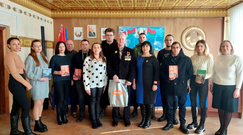 Поэт Михаил Сыч встретился с молодыми специалистами Климовичского комбината хлебопродуктов