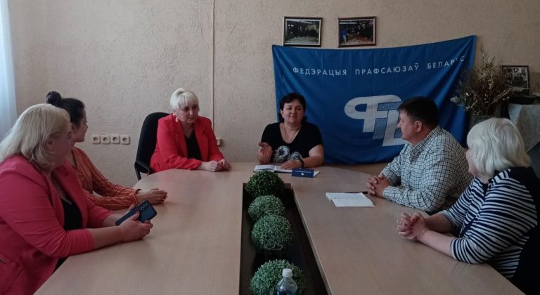 Профсоюзный правовой прием прошел в трудовых коллективах области