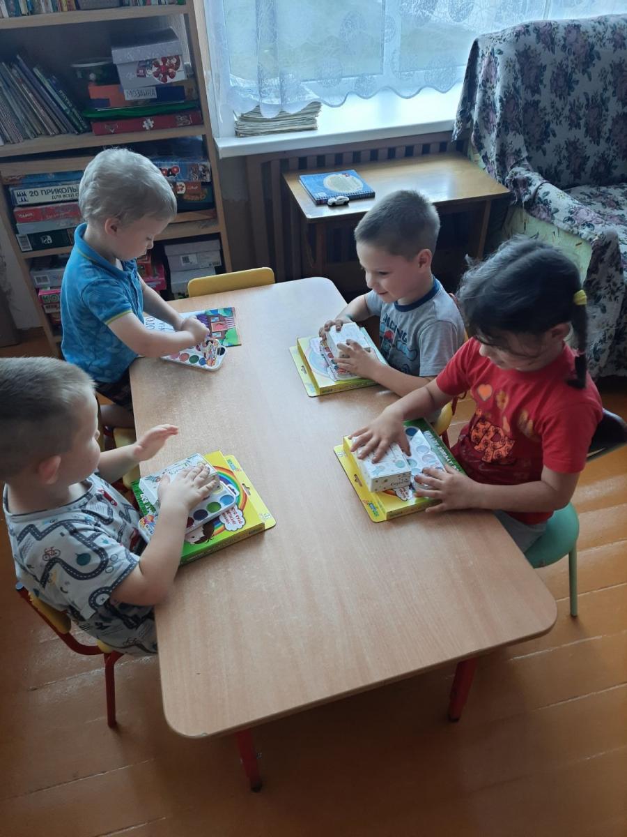 Канцелярские принадлежности передали детскому приюту прихожане Елисаветинского храма Бобруйска