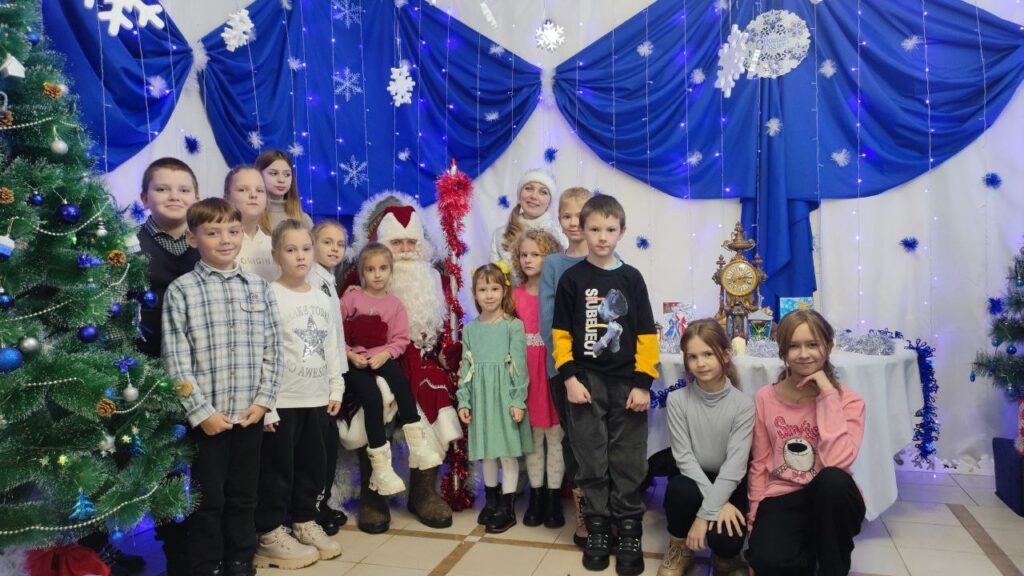 «Профсоюзы – детям»: климовичские школьники навестили Деда Мороза