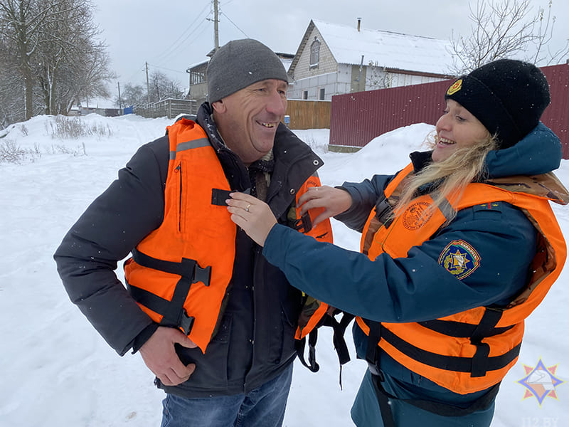 Бобруйские спасатели, представители ОСВОД и БРСМ  напомнили любителям зимнего отдыха о безопасности