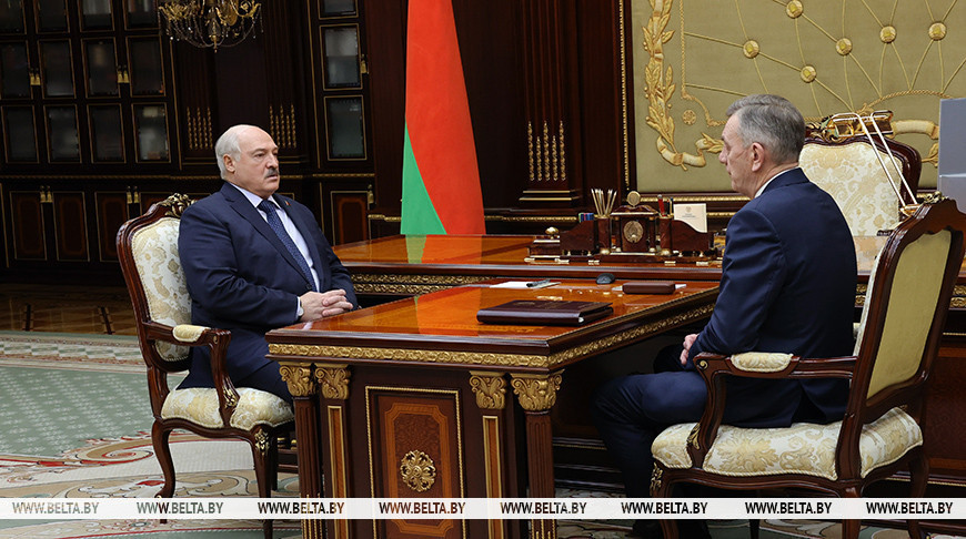 "Героизм знаю. А вот где плохо?" Лукашенко принял с докладом управляющего делами Президента Назарова