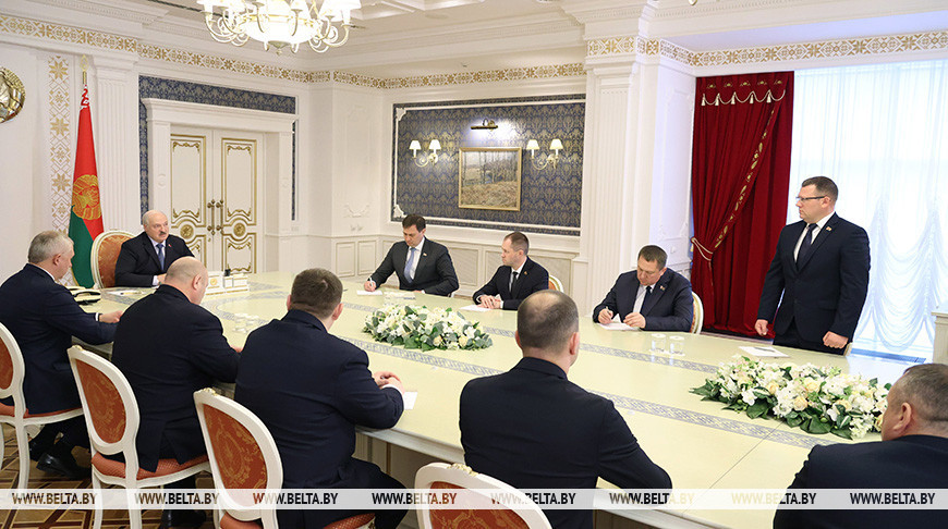 "Надо сделать все необходимое, чтобы удержать страну". Лукашенко обозначил задачи для местной вертикали