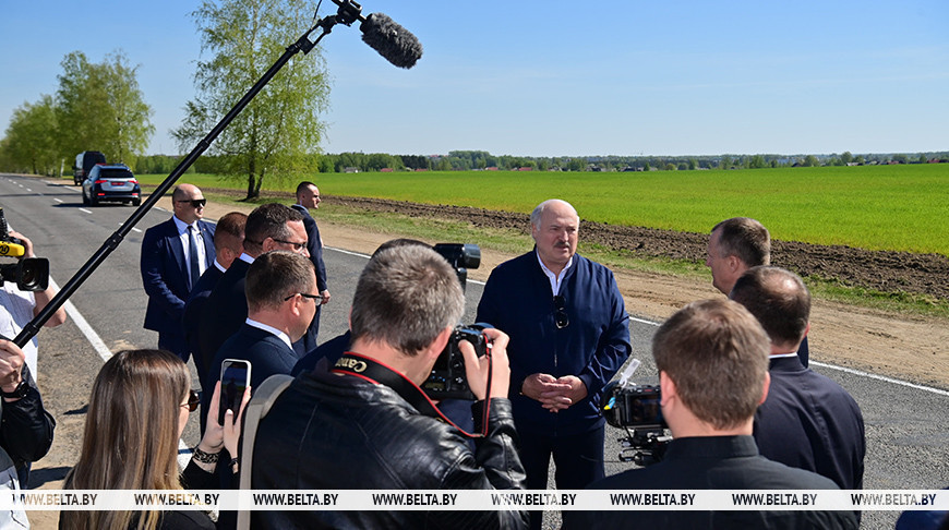 "Наши беглые мерзавцы озаботились". Лукашенко в Костюковичском районе осмотрел технику для сбора камней на полях