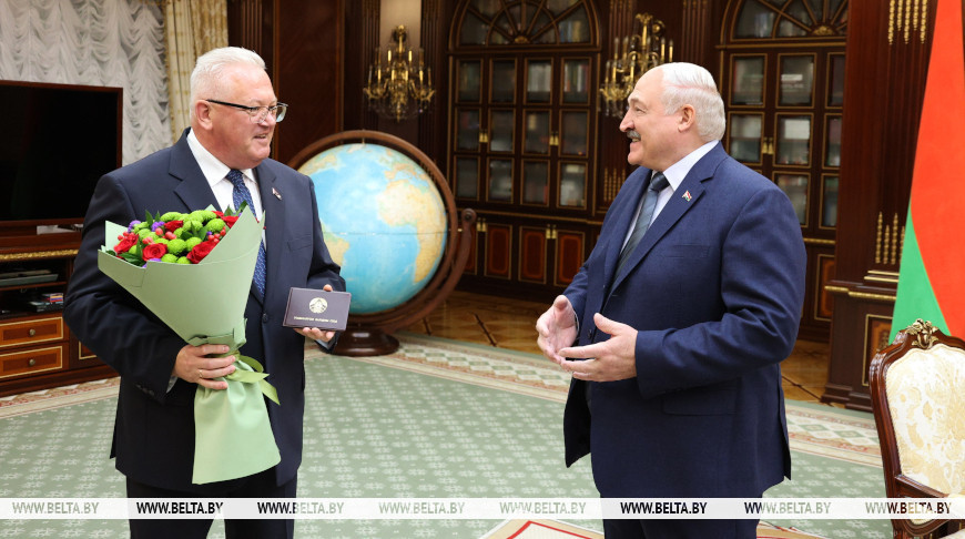Карпенко вручил Лукашенко удостоверение Председателя ВНС