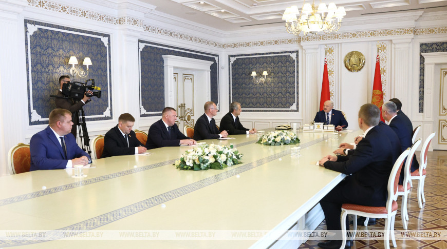 Работа с людьми, уборочная и выборы. Лукашенко обозначил ключевые задачи для местной вертикали