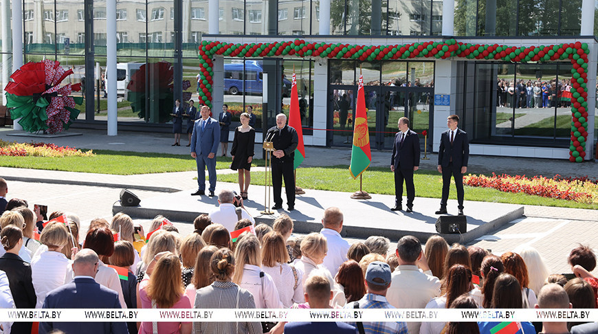 "В следующей пятилетке такой объект должен быть в каждом районе". Лукашенко открыл в Дзержинске новый ФОК