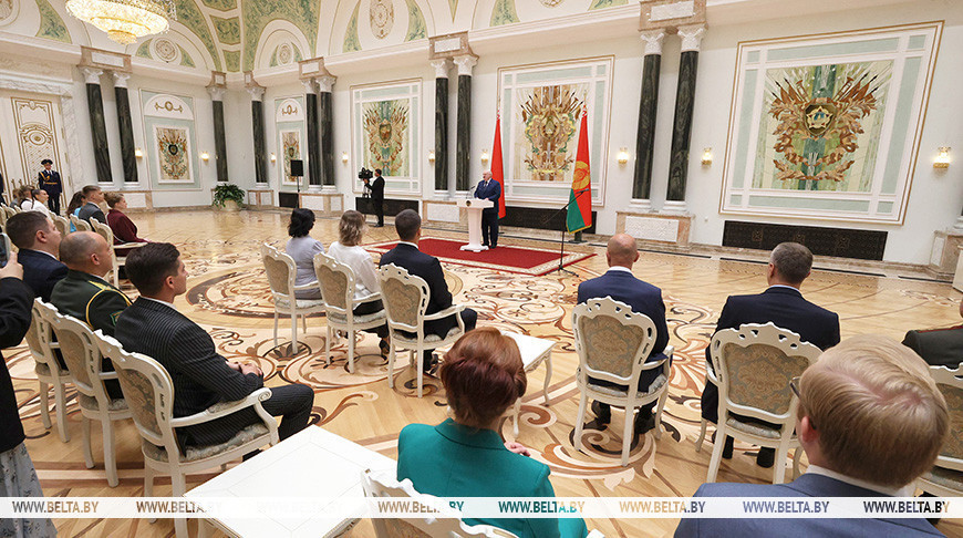 "Вы - символ будущего родной Беларуси". Лукашенко наградил выпускников вузов
