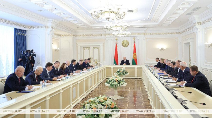 Лукашенко вручил госнаграды сотрудникам организаций системы Управления делами Президента