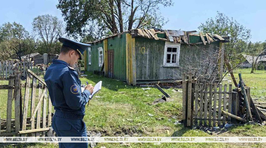 МЧС: восстановлено более 7,9 тыс. кровель жилых домов, пострадавших от непогоды 13-14 июля