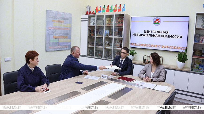 ЦИК принял документы для регистрации Александра Хижняка кандидатом в Президенты Беларуси