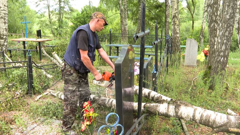 Последствия непогоды помогают устранить местные жители в аг. Дужевка Чаусского района