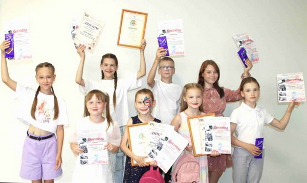 Воспитанницы кружка «Звездопад» из Костюковичей удостоены дипломов на Международном конкурсе