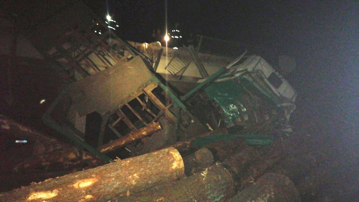 В Могилевском районе лесовоз съехал с моста: помогли спасатели