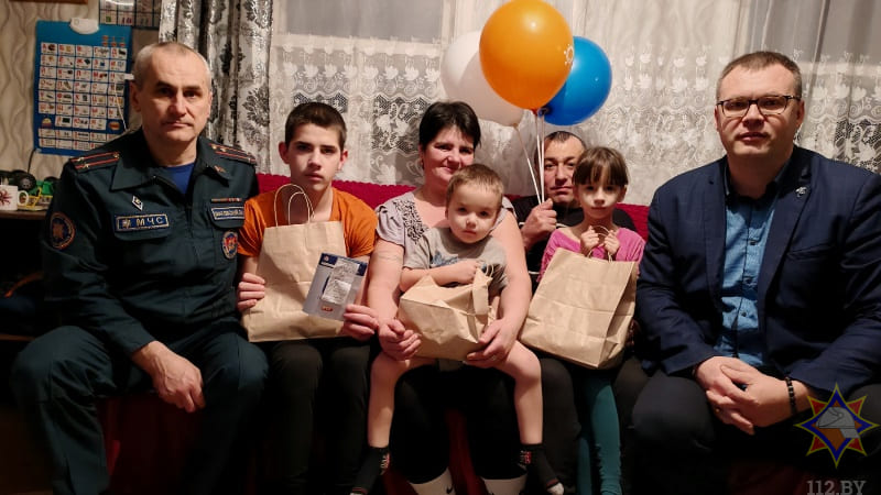 Начальник Климовичского РОЧС в преддверии новогодних праздников посетил многодетную семью Антиповых