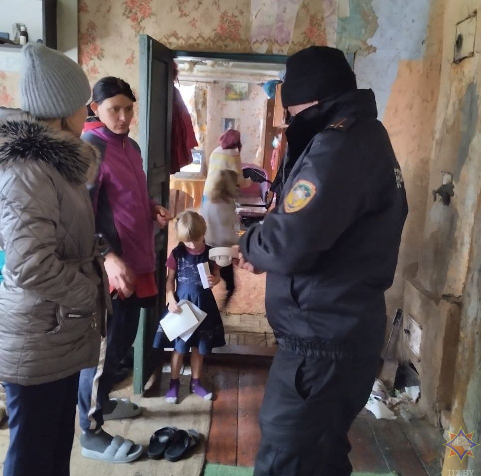 Работники Мстиславского РОЧС проводят пожарно-профилактическую работу в жилищном фонде