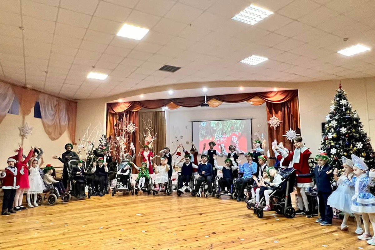 Депутаты вручили новогодние подарки воспитанникам Осиповичской специальной школы-интерната