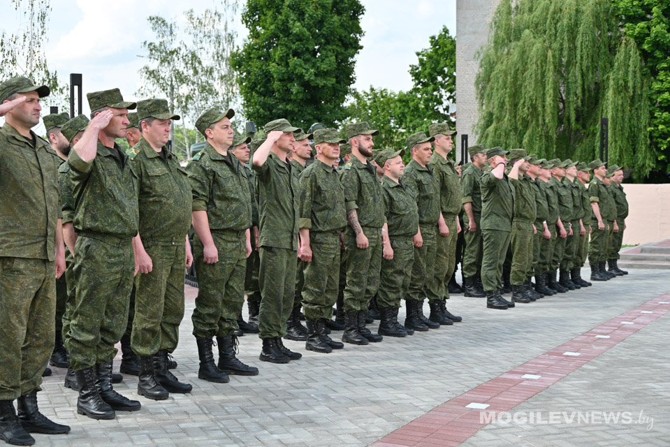 Мероприятие, посвященное отправке военнообязанных, прошедших военные сборы, прошло в Могилеве. Фото