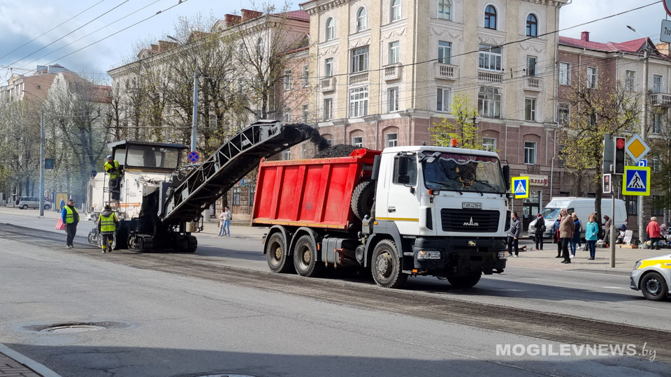 Третий этап снятия старого дорожного покрытия на ул. Первомайской начался в Могилеве. Фото