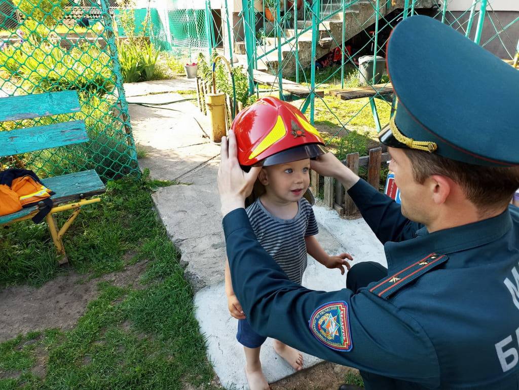 В рамках акции «Не оставляйте детей одних!» спасатели посетили детский дом семейного типа в Осиповичском районе