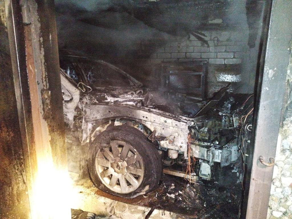 В Могилеве пожар уничтожил автомобиль Renault