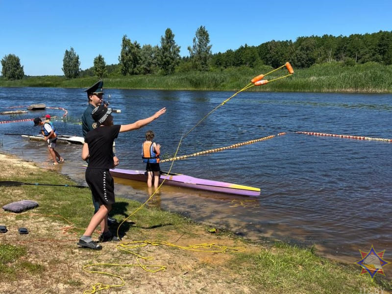 На водоеме в лагере «Ольса» спасатели Кличевщины провели мастер-класс