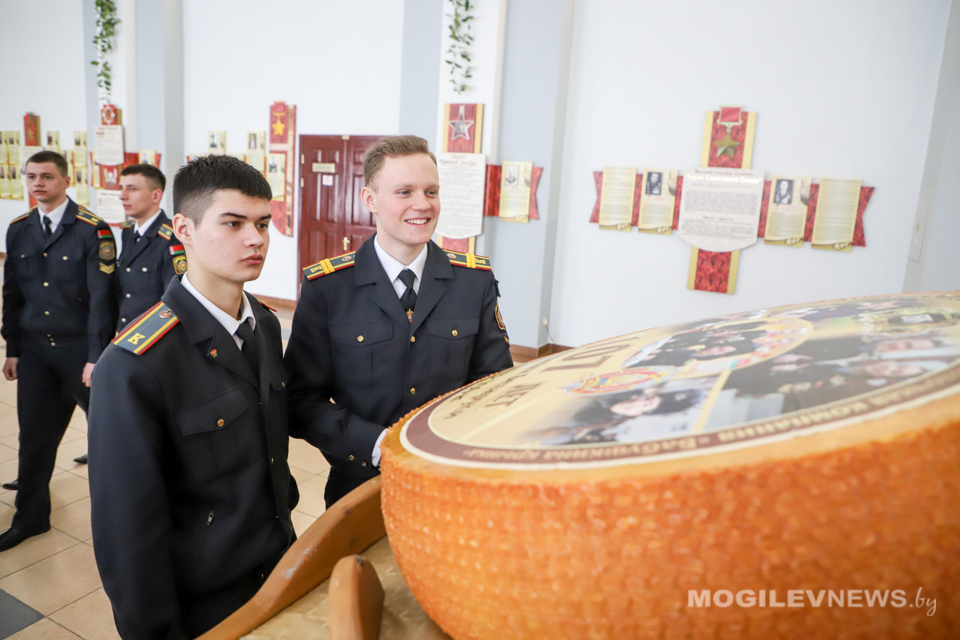 100 кг сыра преподнесла компания «Бабушкина крынка» курсантам могилевского института МВД. Фото.