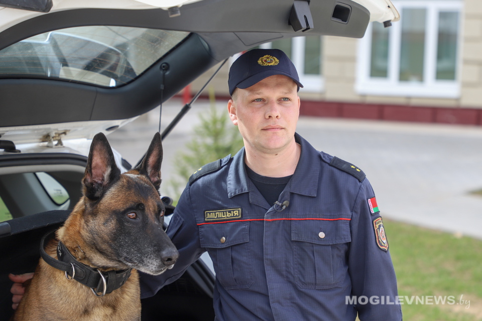 Сотрудник Департамента охраны передал могилевской специальной школе №2 подарки. Фото