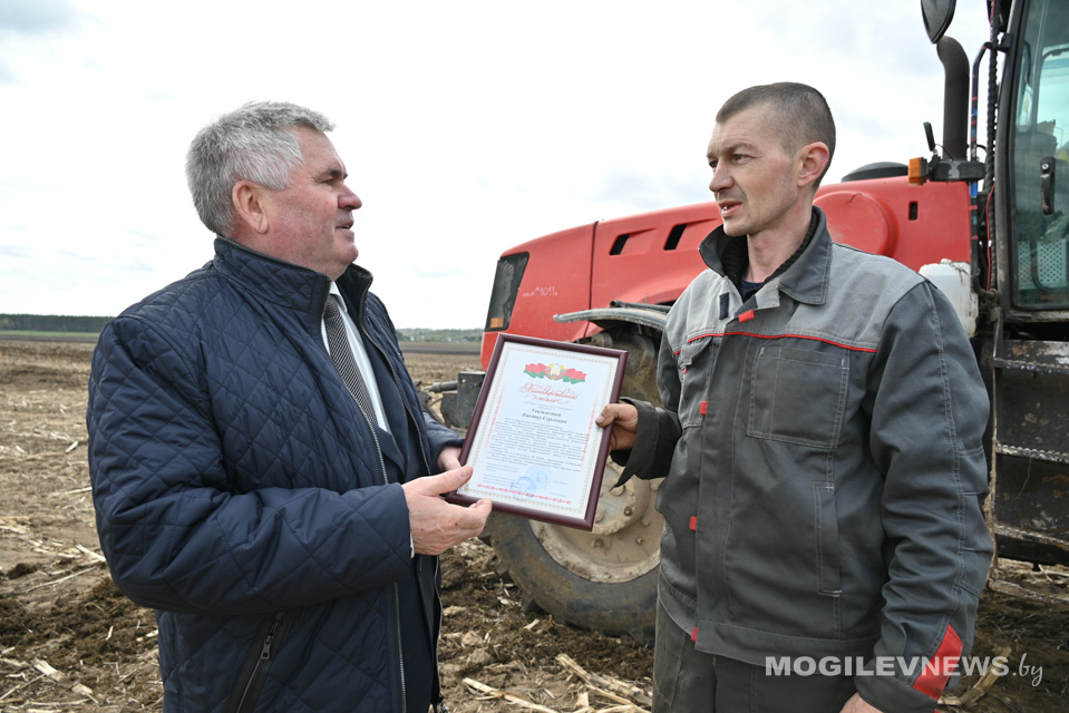 Механизаторам сельхозорганизаций Могилевского района вручили награды от райисполкома и райкома профсоюза работников АПК. Фото