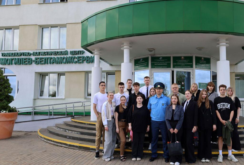 Практическое знакомство с будущей профессией организовала для студентов Могилевская таможня