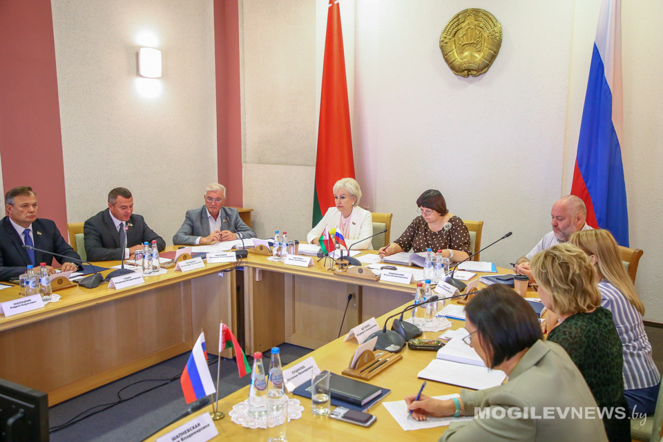 Проекты и мероприятия Союзного государства, которые планируется реализовать в Могилевской области, обсудили на заседании Комиссии Парламентского Собрания Беларуси и России по труду, социальной политике и здравоохранению. Фото