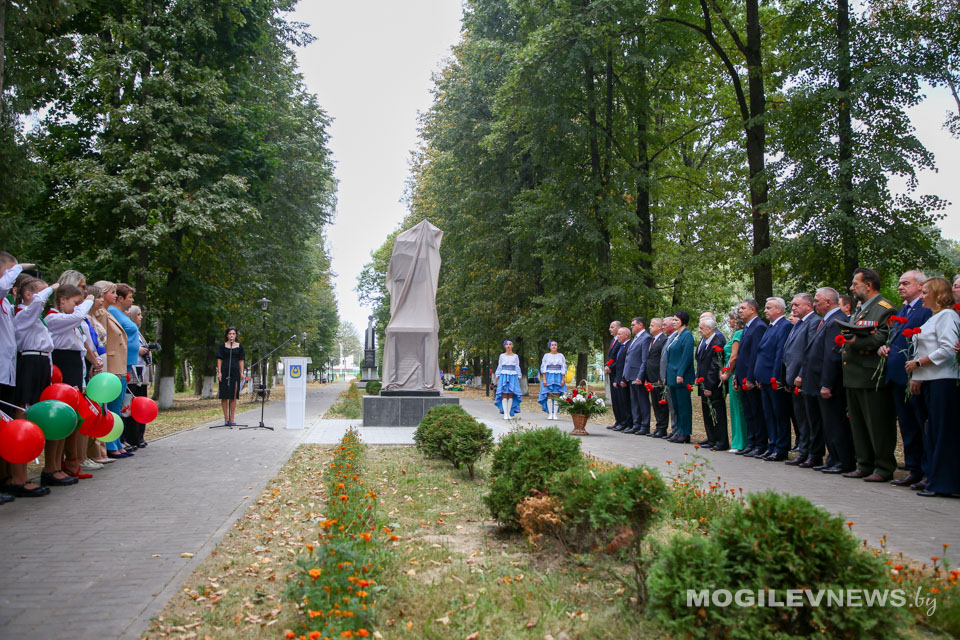 В Круглом торжественно открыли памятный знак партизанам. Фото