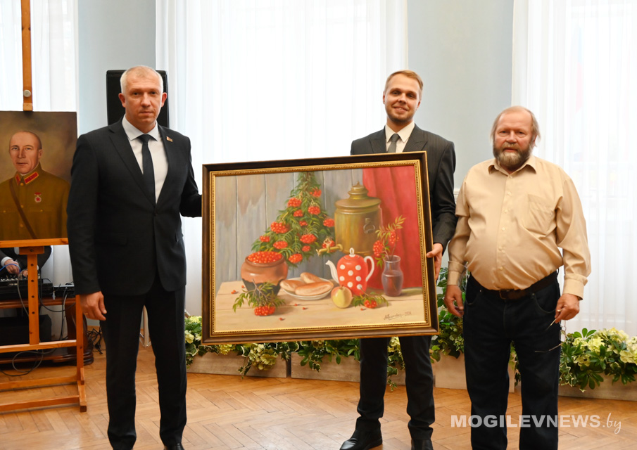В Могилеве открылась выставка работ участников XXVIII Международного пленэра по живописи «Образ Родины в изобразительном искусстве». Фото