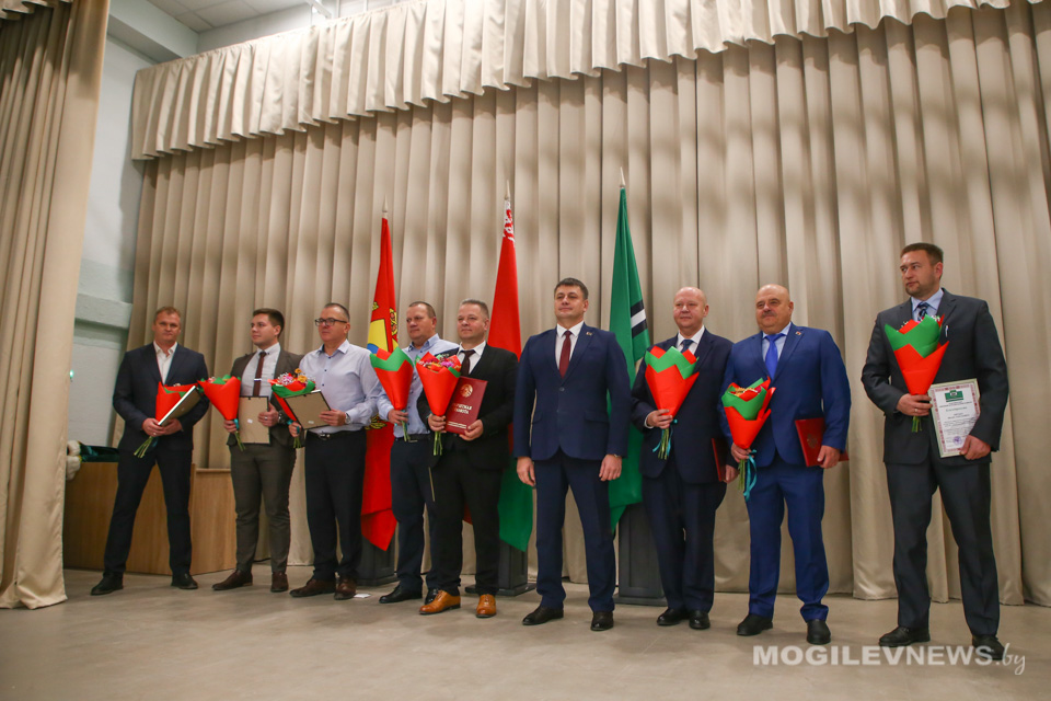 Во время открытия новой школы в Осиповичах состоялось торжественное награждение строителей. Фото