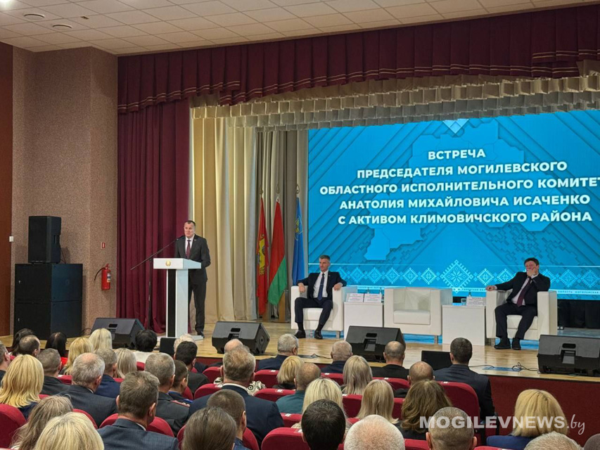 Анатолий Исаченко провел встречу в Климовичах с активом района. Фото