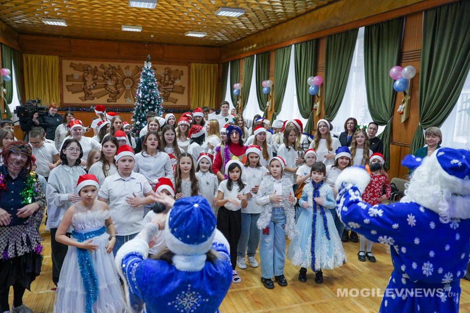 Новогодняя благотворительная акция «Наши дети» заглянула в гости в Могилевскую государственную санаторную школу-интернат для детей, больных сколиозом. Фото