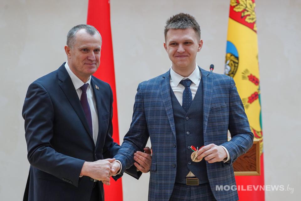 Анатолий Исаченко вручил ключи педагогам от арендного жилья. Фото