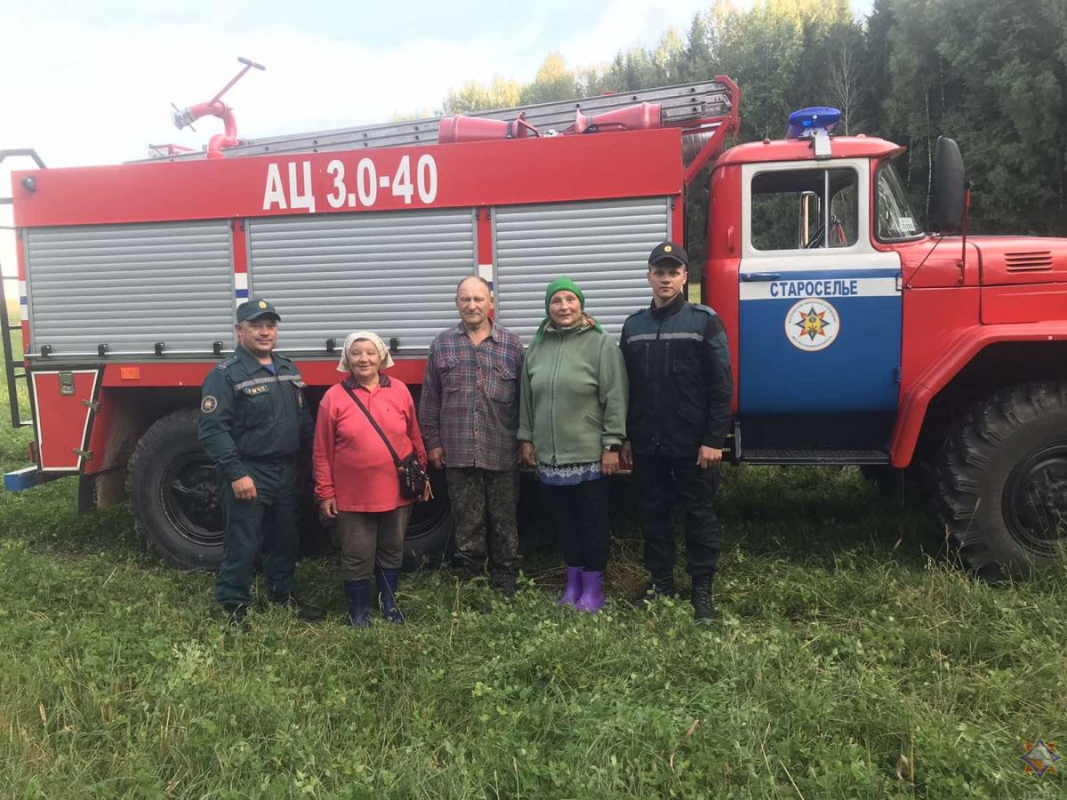 Потерявшимся пенсионерам в Белыничском районе помог выйти из леса их сын – спасатель
