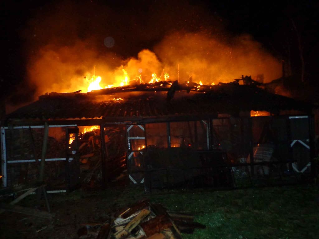 В Бобруйске работники МЧС спасли дом и баню