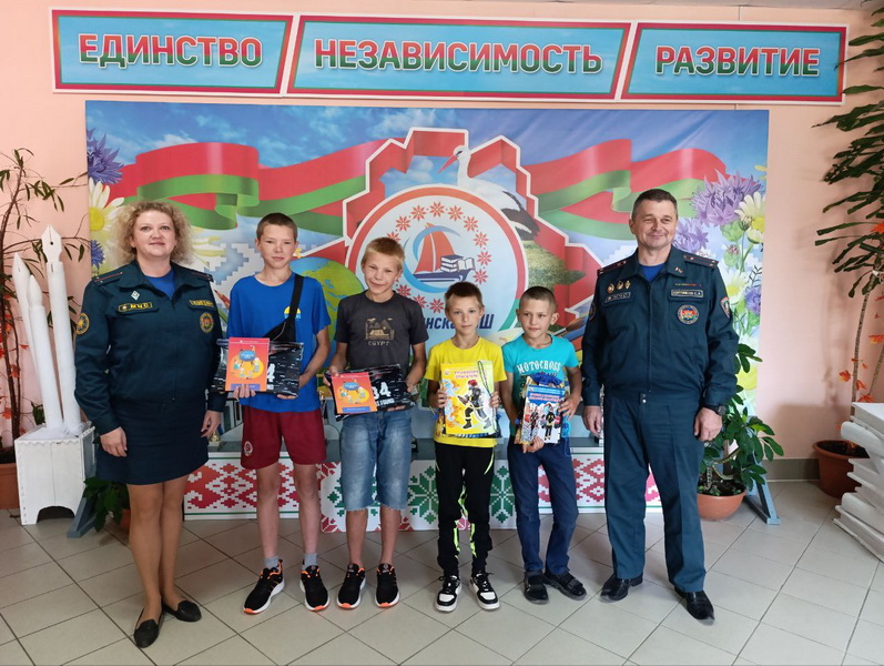 Работники Круглянского РОЧС приняли участие в благотворительной акции «Соберем портфель вместе»