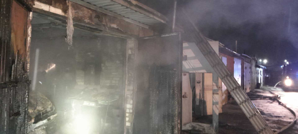 В Могилеве горел гараж — уничтожены автомобиль и имущество