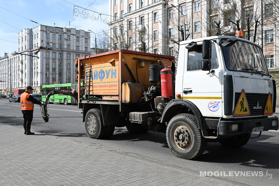 В Могилеве идет ямочный ремонт улицы Первомайской