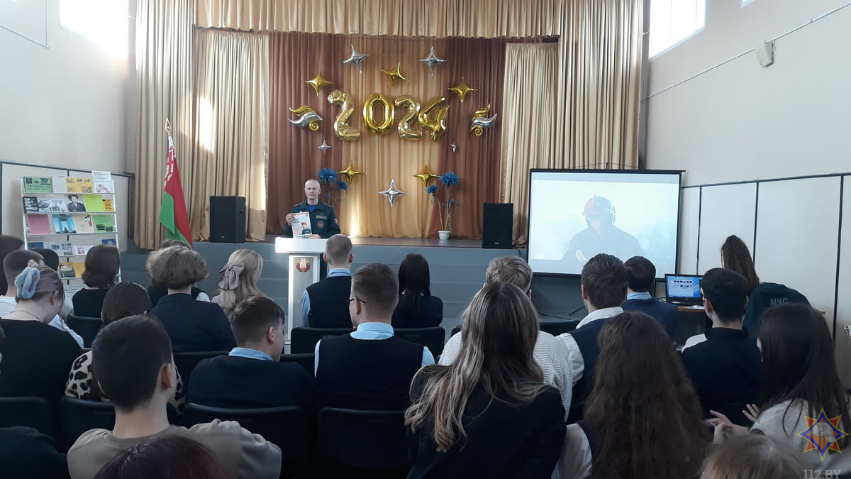 Работники МЧС провели встречу со школьниками в Могилеве