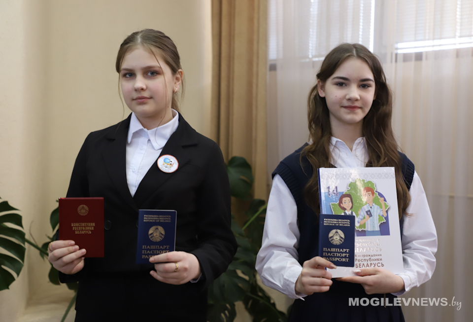 Прокурор Могилевской области Валерий Куликович вручил юным жителям Могилевщины паспорта. Фото