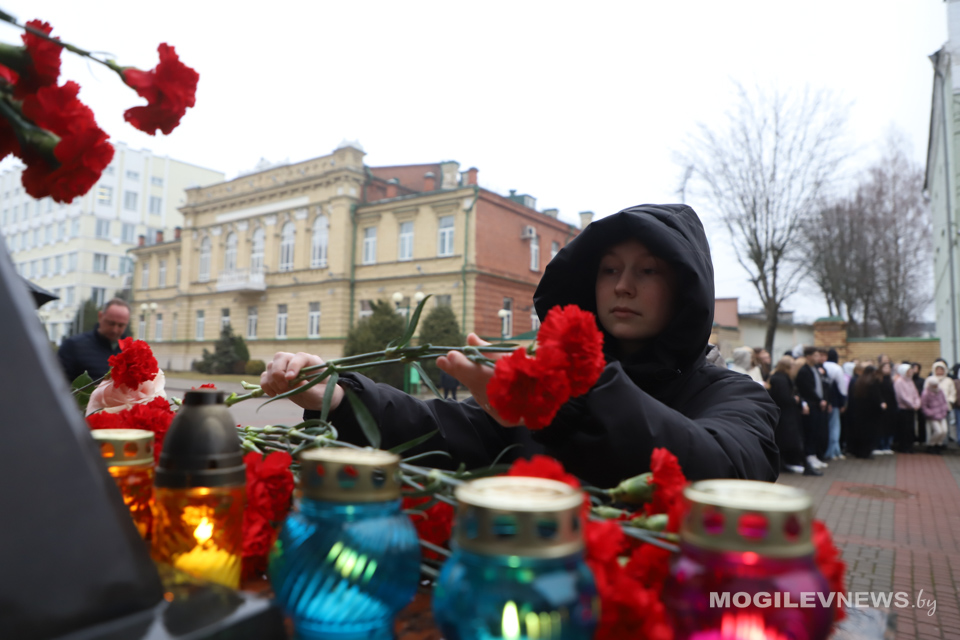 Фотофакт: Могилевчане скорбят вместе с братским российским народом